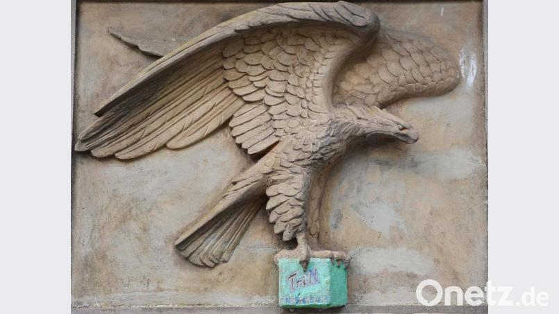 Der Reichsadler am ehemaligen Verwaltungsgebäude der Kaserne Thurndorf erinnert noch an die militärische Nutzung. Bild: ü