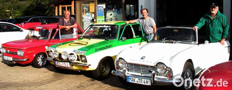 Immer wieder treffen sich Oldtimer-Freunde bei Helmut Burner; derzeit auch, um die Autos für die Ausfahrt fit zu machen wie Manfred Köstler mit seinem blitzblank geputzten gelben Opel Ascona A oder Roland Herold mit seinem stolzen weißen Triumph 4. Links Fahrtleiter Helmut Burner mit seinem roten NSU Prinz. Bild: ld