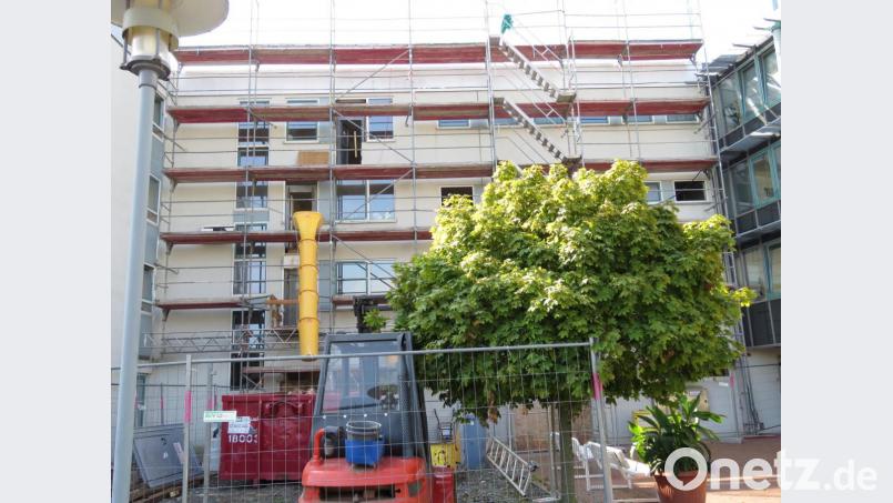 Größere Bauarbeiten laufen derzeit in einem Wohnbereich des Seniorenheims St. Martin. Für Unmut bei Franz Gmeiner sorgt vor allem ein Fallrohr, mit dem Bauschutt nach unten befördert wird. Bild: ubb