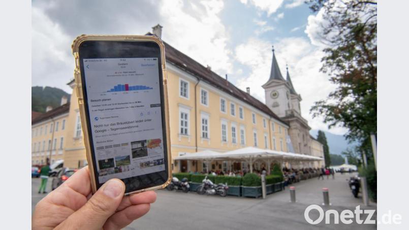 Ein Smartphone mit Google-Anzeige vor dem Bräustüberl am Tegernsee. Archivbild: Peter Kneffel/dpa
