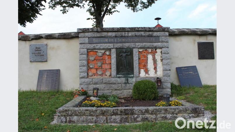 Im Schwesterngrab haben sich Platten gelöst. Im Zuge der Restaurierung wird auch die Grabsteinwand neu gesetzt. Bild: pko