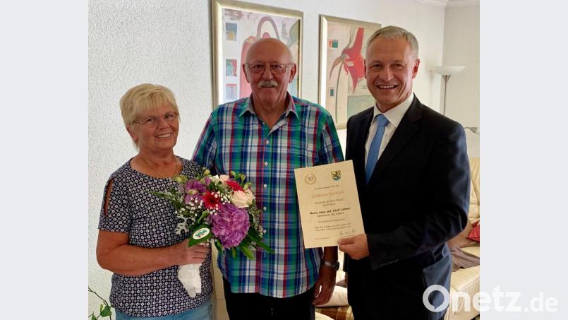 Zweiter Bürgermeister Thorsten Grädler (rechts) überbringt Marianne und Adolf Lehner die Glückwünsche der Stadt Vilseck. Bild: Stefanie Gradl