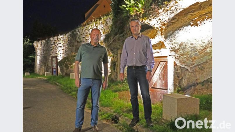 Es war schon spät am Abend: Karl Schwanitz vom Bayernwerk (links) und Bürgermeister Thomas Meiler nahmen die Lichtimpressionen am Ortsplatz unter die Lupe. Bild: nm