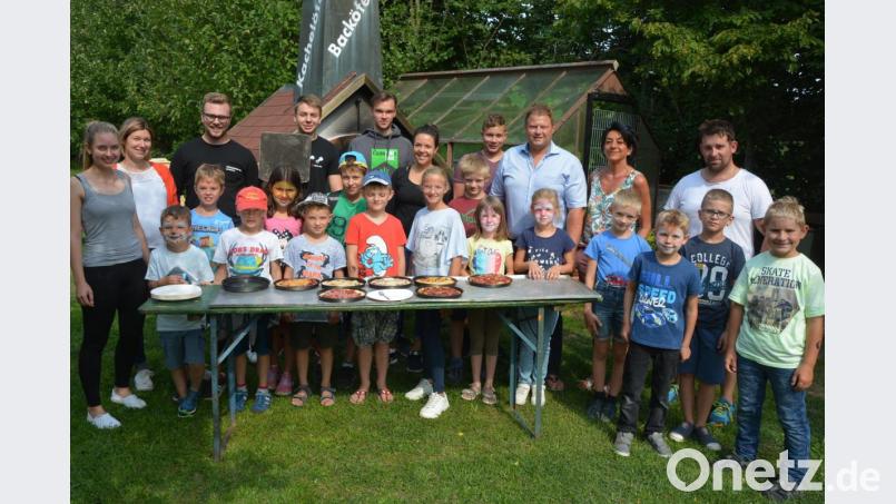 „Wir backen Pizza“ hieß es kürzlich im Kreislehrgarten. Eingeladen dazu hatte der JU-Ortsverband Mitterteich. Im Bild die Vormittagsgruppe mit Mitgliedern der Jungen Union und der Frauen-Union sowie dem CSU-Ortsvorsitzenden und Zweiten Bürgermeister Stefan Grillmeier (hinten, Dritter von rechts). Bild: jr