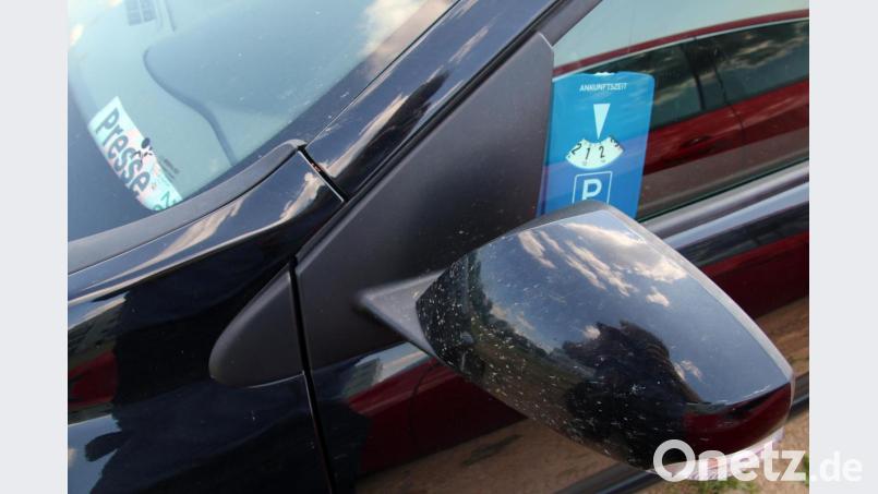 Laut Verkehrspolizei Weiden ist es zulässig, die Parkscheibe seitlich auszulegen: „Die Parkscheibe kann also vorne oder hinten, auf der dem Gehweg oder der Fahrbahn zugewandten Fahrzeugseite aufgelegt oder angebracht werden. Die Parkscheibe braucht bei Dunkelheit nicht beleuchtet sein, der Kontrollierende muss sie aber anleuchten können. Nachdem Parkscheiben wie Parkscheine zu behandeln sind, kann hier ein Beschluss des BayOBLG vom 31.07.1995 hilfsweise herangezogen werden, der besagt, dass dieser Verpflichtung auch z. B. durch Ablage auf der Abdeckplatte des Gepäckraums genügt werden kann. Dies gilt bei Parkscheinen auch dann, wenn der Parkschein den Aufdruck enthält: „Parkschein von außen gut sichtbar hinter die Windschutzscheibe legen“, da dieser Hinweis als Anregung, Bitte oder Empfehlung und nicht als bindende Anordnung zu werten ist", stellt Dienststellenleiter Werner Ochantel richtig. Bild: jrh