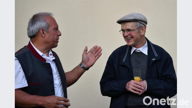 Mesner Walter Pirner (links) dankt Pfarrer Hans Riedl für die harmonische Zusammenarbeit. Bild: twg