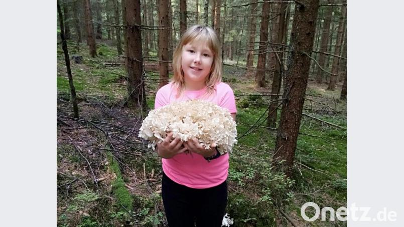 Katharina Götz freut sich riesig über ihren Schwammerlfund. Bild: pi