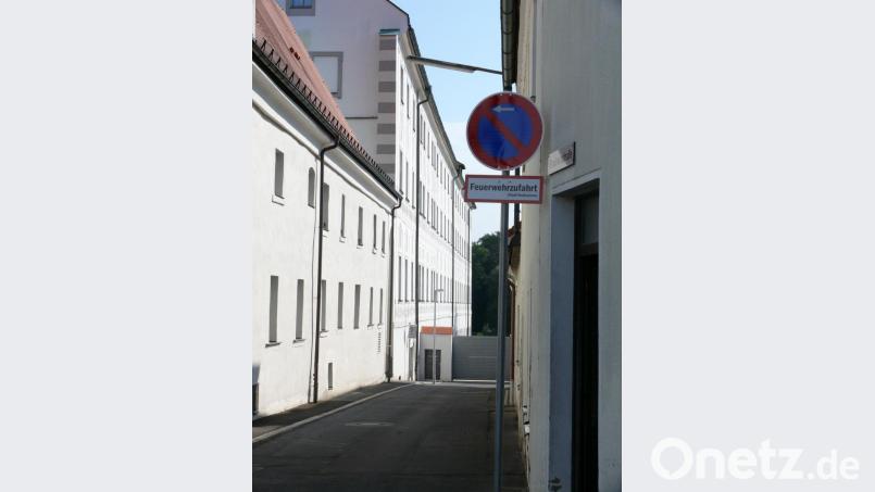 Die Engstelle in der Brauhausstraße zwischen Goetheplatz und dem Tor der Mädchenrealschule ist als Feuerwehrzufahrt ausgewiesen. Bild: kgg