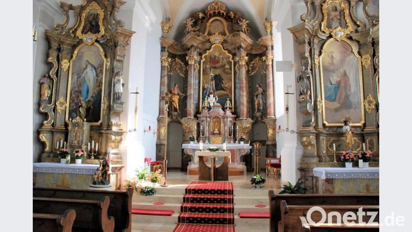 Die St.-Ägidius-Kirche in Aschach: in der Mitte der Hochaltar mit dem Bild des heiligen Ägidius und den beiden Seitenaltären. Bild: sche