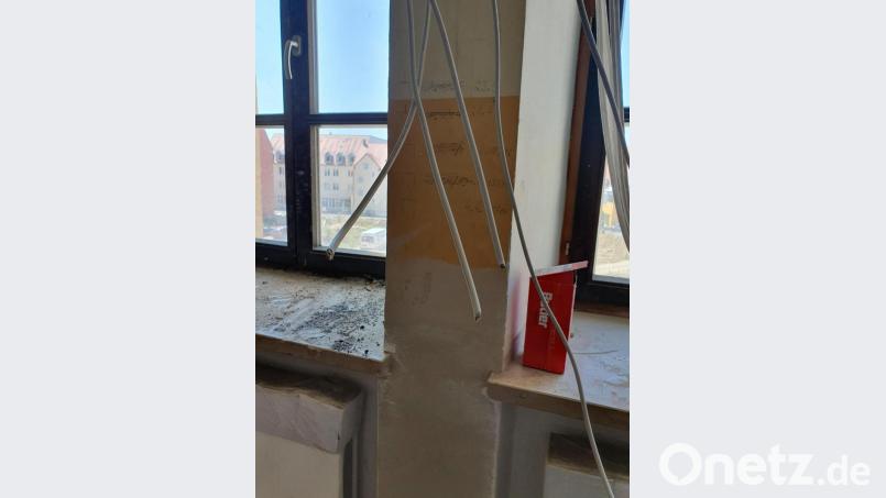 Die städtische Wirtschaftsschule in Amberg wird saniert. Unbekannte Täter brachen nun in den Baustellenbereich ein. Die Arbeiten werden dadurch stark verzögert - und teurer. Bild: Polizei