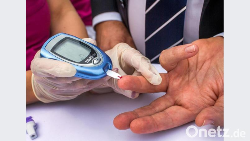 Regelmäßige Blutzuckertests sind ratsam: Fahren Diabetiker mit akutem Unterzucker Auto und verursachen einen Unfall, können sie unter Umständen zur Rechenschaft gezogen werden. Bild: Jens Büttner/dpa