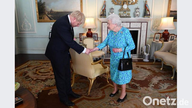 Königin Elizabeth II. von Großbritannien begrüßt im Juli 2019 Boris Johnson bei dessen Ankunft am Buckingham-Palast, wo die Queen Johnson zum neuen Premierminister Großbritanniens ernannt hat. Bild: Victoria Jones/PA Wire/dpa