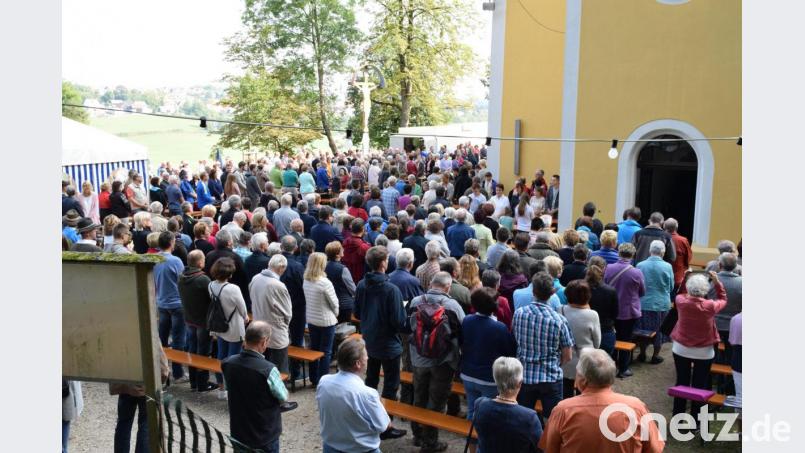 So gut gefüllt und bis auf den letzten Platz besetzt dürfte der Mausberg in und vor der Kirche auch am kommenden Sonntag sein, wenn Bischof Dr. Rudolf Voderholzer die Festwoche um 10 Uhr eröffnet. Bild: swo