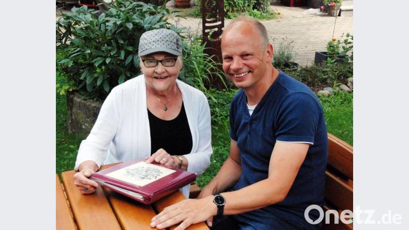 Es ist das zweite Treffen von Alois Gillitzer junior mit Joan Theresa Jones aus Buffalo/New York. Die Cousine seines Vaters überreicht ihm ein Album mit Fotos und Dokumenten aus der gemeinsamen Familiengeschichte. Bild: Portner