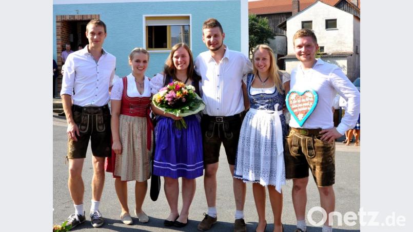 Manuel Bodensteiner (Vierter von links) dankt Tanzlehrerin Veronika Rupprecht und Josef Schärtl (rechts). Bild: es