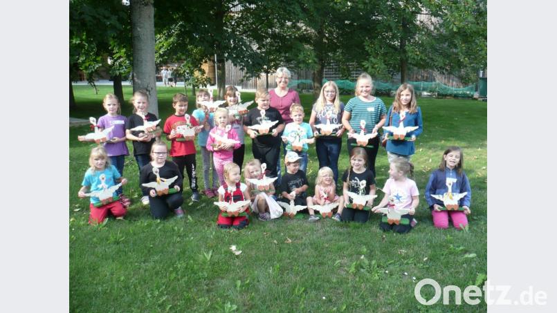 Eine hübsche Deko für Garten und Haus: Die Kinder setzten aus Holzteilen Gänsefiguren zusammen und bemalten sie. Bild: amö