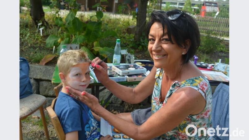 Alexandra Weiß begeisterte die kleinen Besucher beim Kinderschminken. Bild: jr