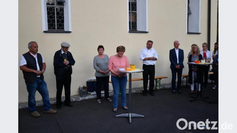 Pfarrgemeinderatssprecherin Irene Ritter bei ihrer Rede zur Verabschiedung von Pfarrer Hans Riedl. Bild: twg