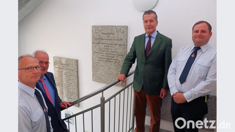 Bei einer kleinen Feierstunde im Feuerwehrhaus dankten (von links) Erster Feuerwehr-Kommandant Christian Bischof und Bürgermeister Gottfried Härtl sowie Zweiter Kommandant Jürgen Schultes (rechts) dem langjährigen Förderer Eberhard Freiherr von Gemmingen-Hornberg (Zweiter von rechts). Er hat für das Feuerwehrhaus zwei große Granit-Tafeln mit den Namen der Ehrenmitglieder und der Kommandanten der Wehr gespendet. Bild: bsc