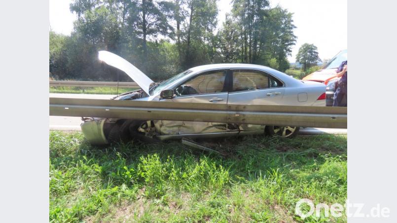 Beide Insassen des Honda - ein 26-Jähriger und seine 22 Jahre alte, schwangere Beifahrerin - wurden bei dem Unfall leicht verletzt und ins Krankenhaus gebracht. Bild: exb/Polizeiinspektion Schwandorf