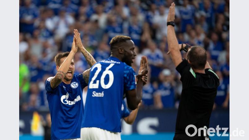 Die Schalker Guido Burgstaller und Salif Sané forderten bei Schiedsrichter Marco Fritz (l-r) ein Handspiel. Bild: Federico Gambarini
