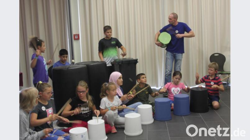 Rhythmus geht laut oder auch leise, mit Power oder Gefühl - das lernen die Teilnehmer beim Trash-Orchester. Bild: wrt