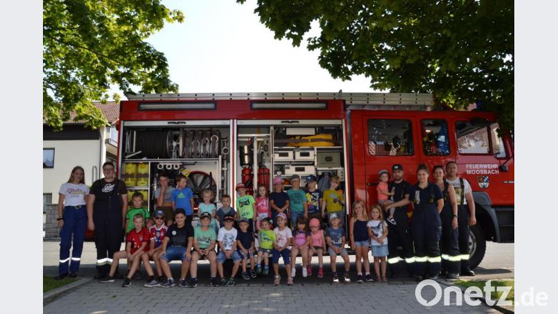 Attraktion bleibt nach wie vor eine Runde mit dem Feuerwehrauto zu fahren. Die Kinder erhielten auch Einblick in das Fahrzeug. Bild: gi