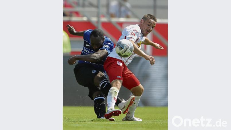 Der SSV Jahn Regensburg (rechts) kommt zu einem Testspiel zur DJK Neustadt/WN. Bild: dpa