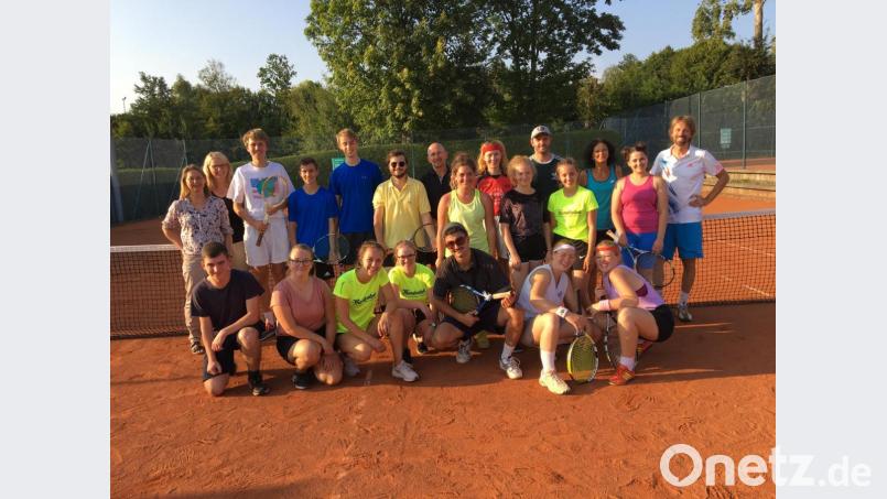 Das Schleiferlturnier ist alljährlich ein beliebter Wettbewerb der TV-Tennisabteilung. Franz Wolf (rechts) wurde heuer Sieger, gefolgt von Lutz Mirus (hintere Reihe, Siebter von links). Bild: dob