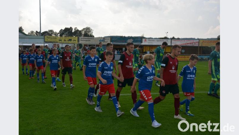 Nachwuchsspieler des SV Mitterteich begleiteten die beiden Mannschaften aufs Spielfeld. Bild: jr