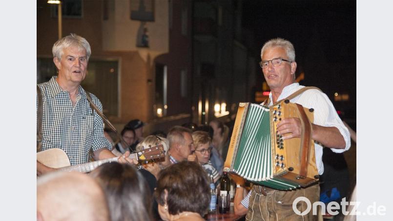 Die wandernden Musikanten Franz (rechts) und Gerald unterhalten die Besucher, unter denen die weinselige Stimmung von Stunde zu Stunde steigt. Bild: ads