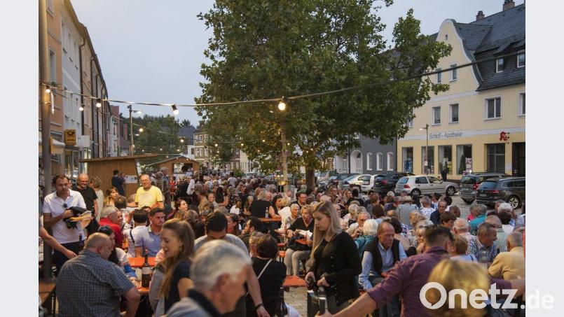 Laue Temperaturen, kulinarische Genüsse und beste Unterhaltungsmusik vor der historischen Kulisse des Hirschauer Rathauses - diese Zutaten sorgen für einen regelrechten Run auf das Hirschauer Weinfest. Bild: ads