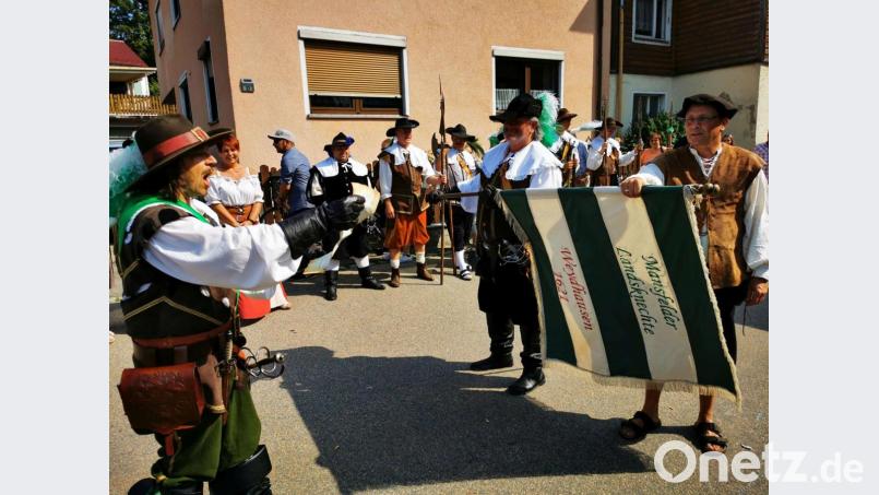 Mit lautstarken Kommandos wurde der Franke "Jockel" durch Hauptmann "Andreas" in die Truppe aufgenommen. Bild: gz