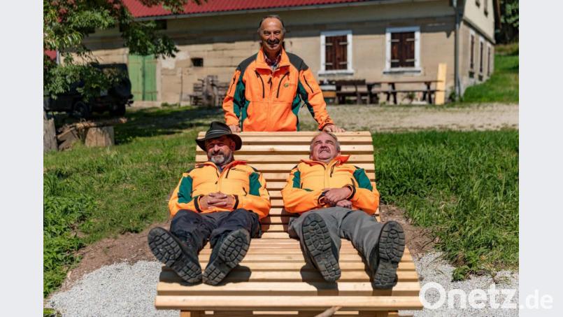 Ausruhen unter Aufsicht des Chefs: Forstbetriebsleiter Winfried Pfahler (Mitte) und die Forstwirte Thomas Kohl (links) und Reinhold Busch testen die neue Wellness-Liege im Staatsforst bei Neuhaus. Bild: exb