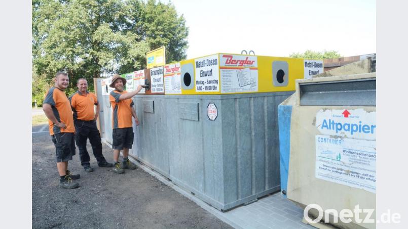 Diesem Trio ist der neue Container-Sammelplatz unterhalb des DJK-Sportplatzes mit zu verdanken. Die Bauhof-Mitarbeiter Fabian Stich, Alexander Lang und Michael Kaschube (von links) haben angeregt, im Stadtnorden eine neue Stelle für Recycling-Müll zu schaffen. Bild: Gabi Schönberger