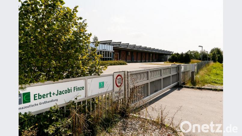 Noch hängt das alte Firmenschild an der Einfahrt zum Gelände. Die Pharma Stulln hat die Halle im Gewerbegebiet am Kalvarienberg in Pfreimd nahe der Autobahn gekauft. Bild: Hösamer