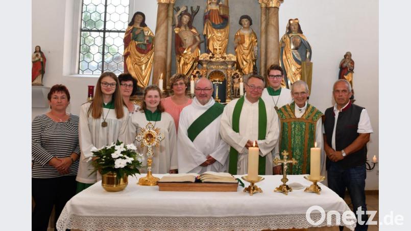 Große Verabschiedung in Riglasreuth: von links Kirchenpflegerin Walburga Heinl, Lena Greger, Veronika Dumler, Sarah Philipp, Pfarrgemeinderatssprecherin Irene Ritter, Diakon Harald Schraml, Pfarrer Josef Waleszczuk, Jan Staufer, Pfarrer Hans Riedl und Mesner Walter Pirner Bild: twg