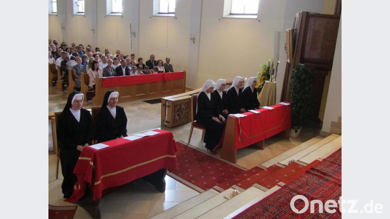 Die Professinnen (von links) Ancilla, Klarissa, Alojsia, Karla, Josefine und Bernadette verfolgen die Predigt des Erzbischofs. Bild: sck