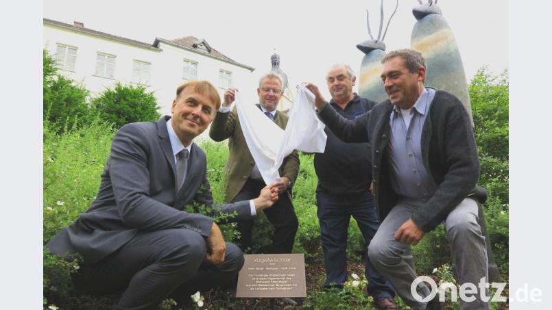 Martin Hanner von der Bayernwerk AG, OB Andreas Feller, Wolpertinger-Sprecher Otto Karl und Christian Mayer, Sohn des verstorbenen Künstlers Peter Mayer, (von links) enthüllen den Gedenkstein zu den „Vogelwächtern“, die beim Tag des offenen Denkmals zu den Zielen gehören. Bild: Hirsch