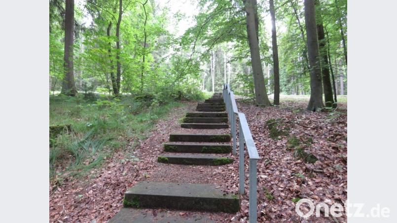 Eine steinerne Treppe, die sich unauffällig der Natur anpasst, führt hinauf zur Gedenkstätte. Bild: ubb