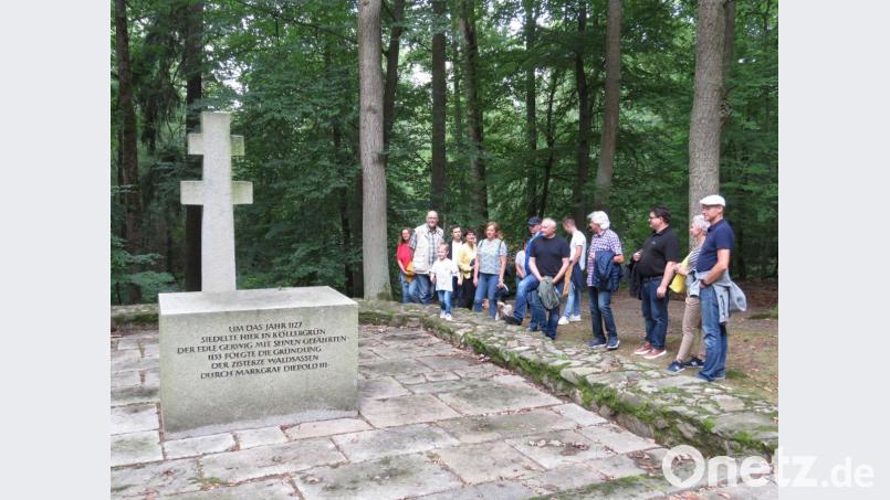Ein großer Altarstein mit einem steinernen Kreuz zeugt heute von dem einstigen Gründungsort. Bild: ubb