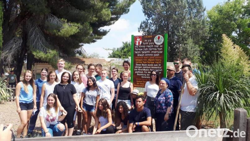Der Ort Moshav Mevo Modi´im in Israel ist in diesem Jahr fast vollständig niedergebrannt. Die Baumspende vom Gartenbauverein Ammerthal hat deshalb großen Symbolwert. Dorfsprecherin Nechama Silver (Zweite von rechts) dankt den Mitgliedern. Bild: oe
