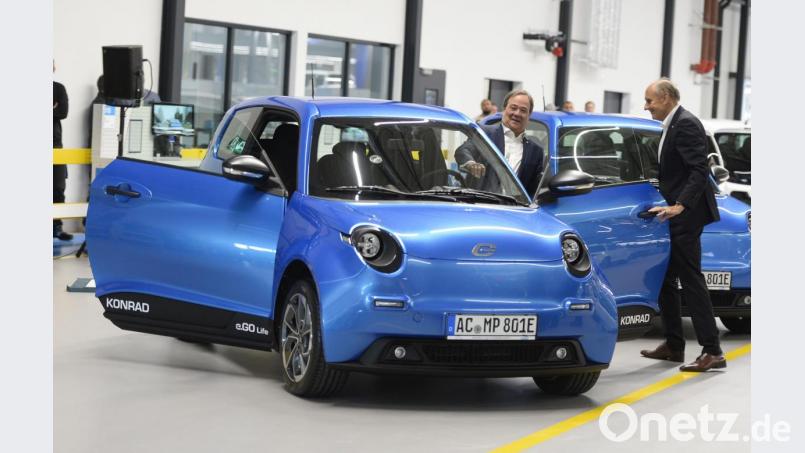 Armin Laschet, Ministerpräsident von Nordrhein-Westfalen, nimmt in Aachen das erste Elektrofahrzeug e.GO entgegen. Im Gegensatz zu den Elektroautos der deutschen Premiumhersteller, bewegt sich dieses Fahrzeug im erschwinglichen Preissegment. Bild:  Roberto Pfeil/dpa