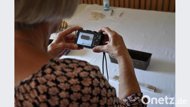 Für die digitale Datenbank wird ein Foto vom Objekt gemacht. Dabei dürfen ein Maßstab und die Nummer nicht fehlen, um Verwechslungen zu vermeiden. Bild: hba