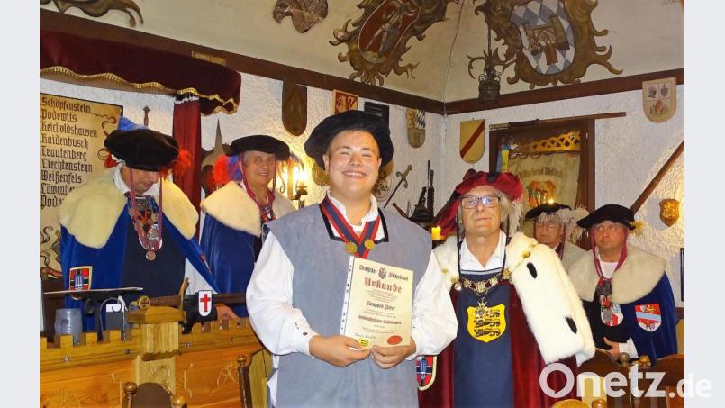 Knappe Peter mit seinem Leibritter Konrad von Winterstetten, bei der Übergabe der Urkunde für die Ernennung zum Leibknappen. Bild: hl