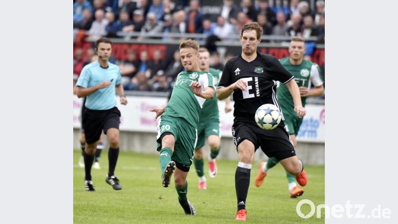 Auf dem Feld geht's zur Sache: Der Gebenbacher Spielmacher Dominik Haller (links) und der baumlange Ammerthaler Abwehr-Chef Mario Zitzmann (rechts). Nach dem Spiel geht's vermutlich zur Rosenberger Kirwa - gemeinsam. Bild: Ziegler