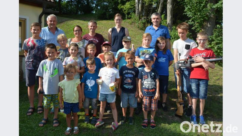 Eine Gaudi-Olympiade organisierte der Schützenverein „Lindenzweig“ in Großensees, 15 Kinder nahmen teil. Die beiden Klassensieger wurden mit Pokalen geehrt, der Rest erhielt Sachpreise. Mit dabei waren (im Hintergrund, von links) Bürgermeister Johann Burger, Jugendbeauftragte Tanja Wettinger, die Jugendleiter Josef Haberkorn und Christine Gradl sowie Schützen-Vorsitzender Helmut Kipferl. Bild: jr