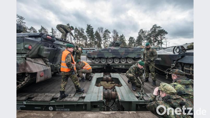 Schützenpanzer des Typs Marder werden auf dem Truppenübungsplatz Grafenwöhr auf einen Zug verladen. Bild: Armin Weigel/dpa
