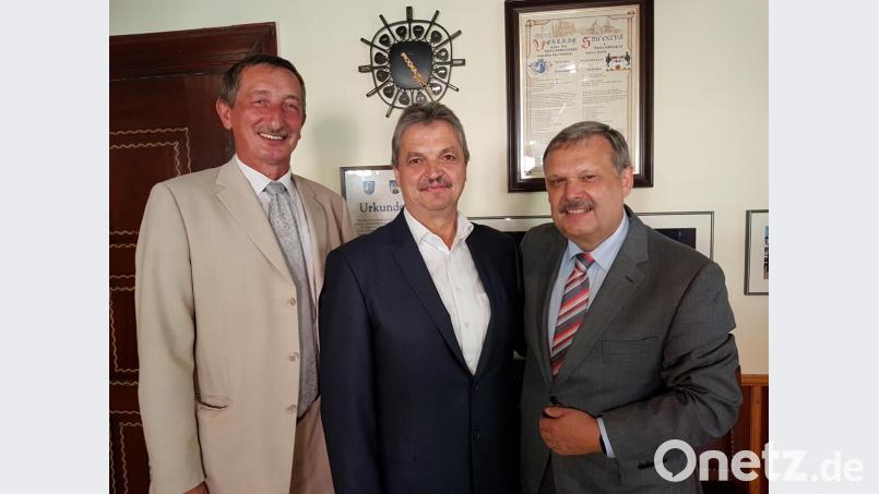 Senator Miroslav Nenutil, Bürgermeister Andreas Wutzlhofer und Bürgermeister aus Stribro Václav Votava freuen sich auf eine gute Zusammenarbeit der beiden Partnerstadt Stribro und Vohenstrauß. Bild: ck