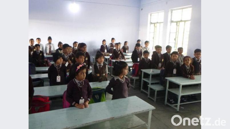 Bei ihrem Besuch in Indien schauen sich Heidi und Otmar Bögelein verschiedene Schulen an, die von Bischof emeritus Joseph gebaut wurden. Bild: (exb) Otmar Bögelein